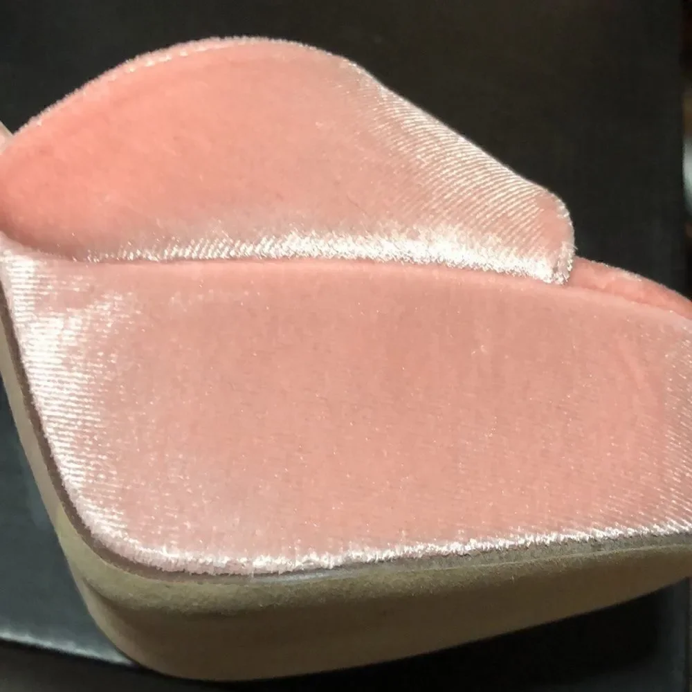 NWT Vintage Chase +Chloe Pink Velvet Cairo strap Heels . Gorgeous!5” block heel